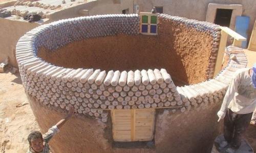 撒哈拉沙漠难民用PET塑料瓶再造盖房奇迹