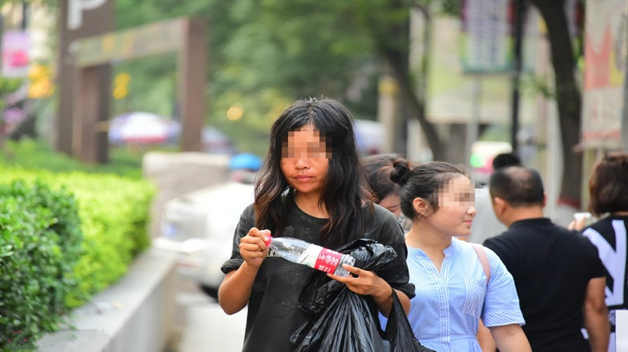 长发姑娘缘何流落街头捡拾PET塑料瓶， 家在何方？